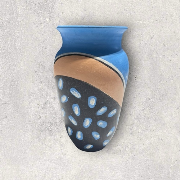 Blue & Beige Artistic Vase, Native American pottery, artist signature "Atiwaha" - Picture 2 of 11